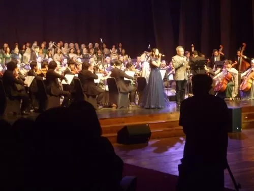 Bupati Bantul ketika menyanyi duet dengan siswa SMKN 2 Kasihan   (foto: warisman