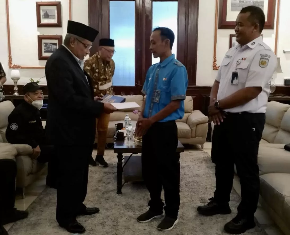 Sudaryanto menerima penghargaan dari KAI (foto: istimewa) 