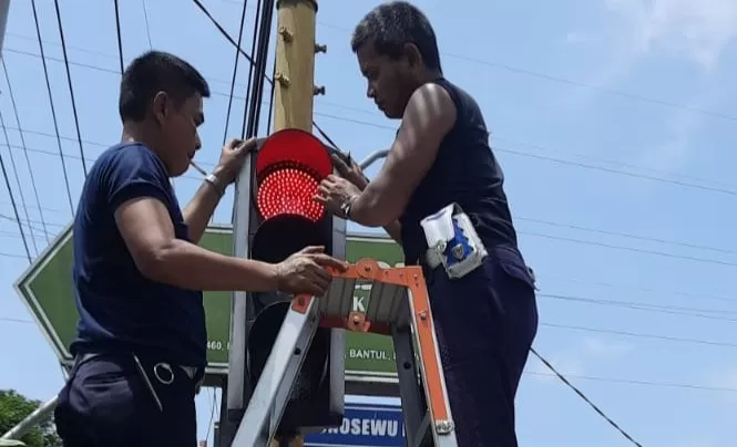  Pengelasan kotak penyimpan aki untuk mengamankan dari incaran pencuri   (foto: judiman)