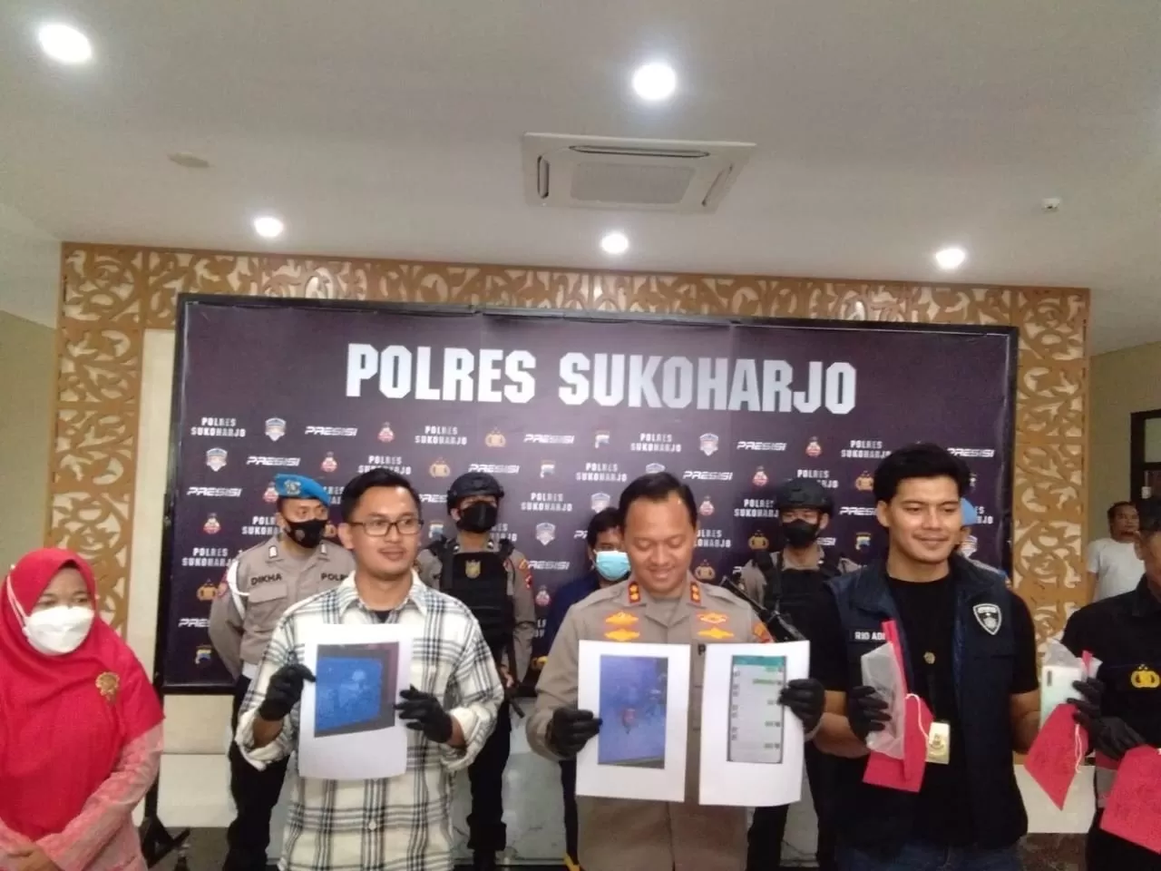   Kapolres Sukoharjo AKBP Wahyu Nugroho Setyawan menunjukan pelaku dan barang bukti kasus pembunuhan siswi SMP. (Wahyu imam ibadi)