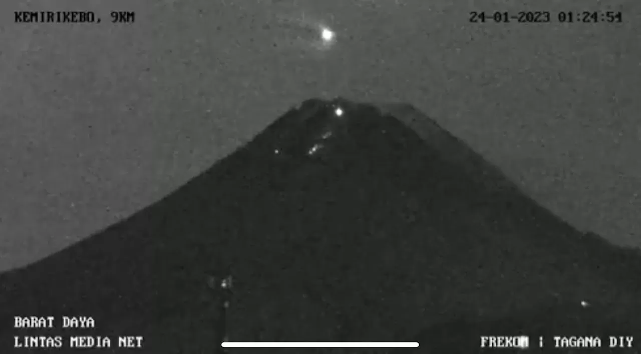 Tangkapan layar CCTV benda bercahaya di atas Merapi (Foto:Istimewa)