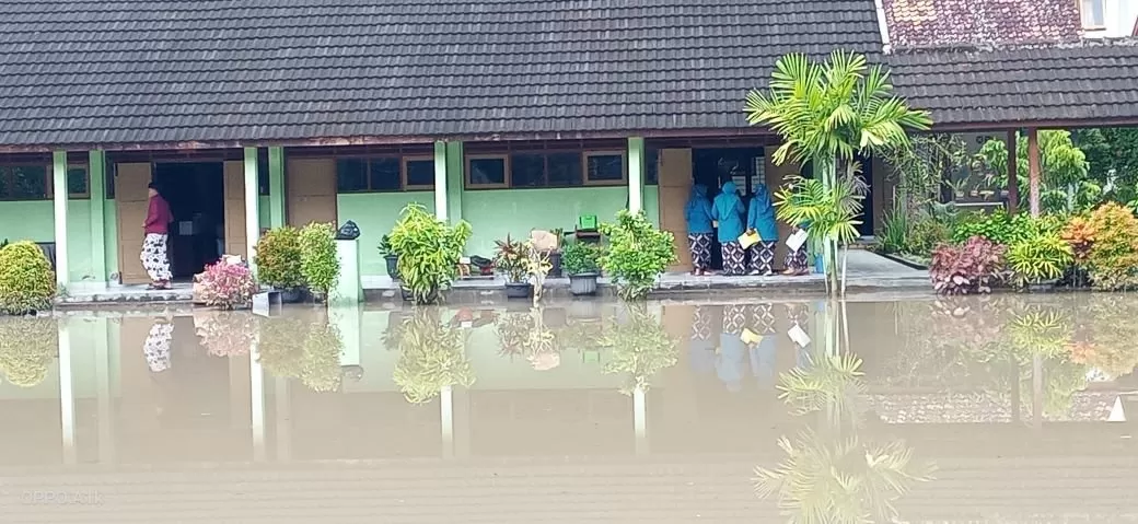  Air menggenang di pelataran SMK N 1 Pandak, Kamis (26/1). (Sukro Riyadi)