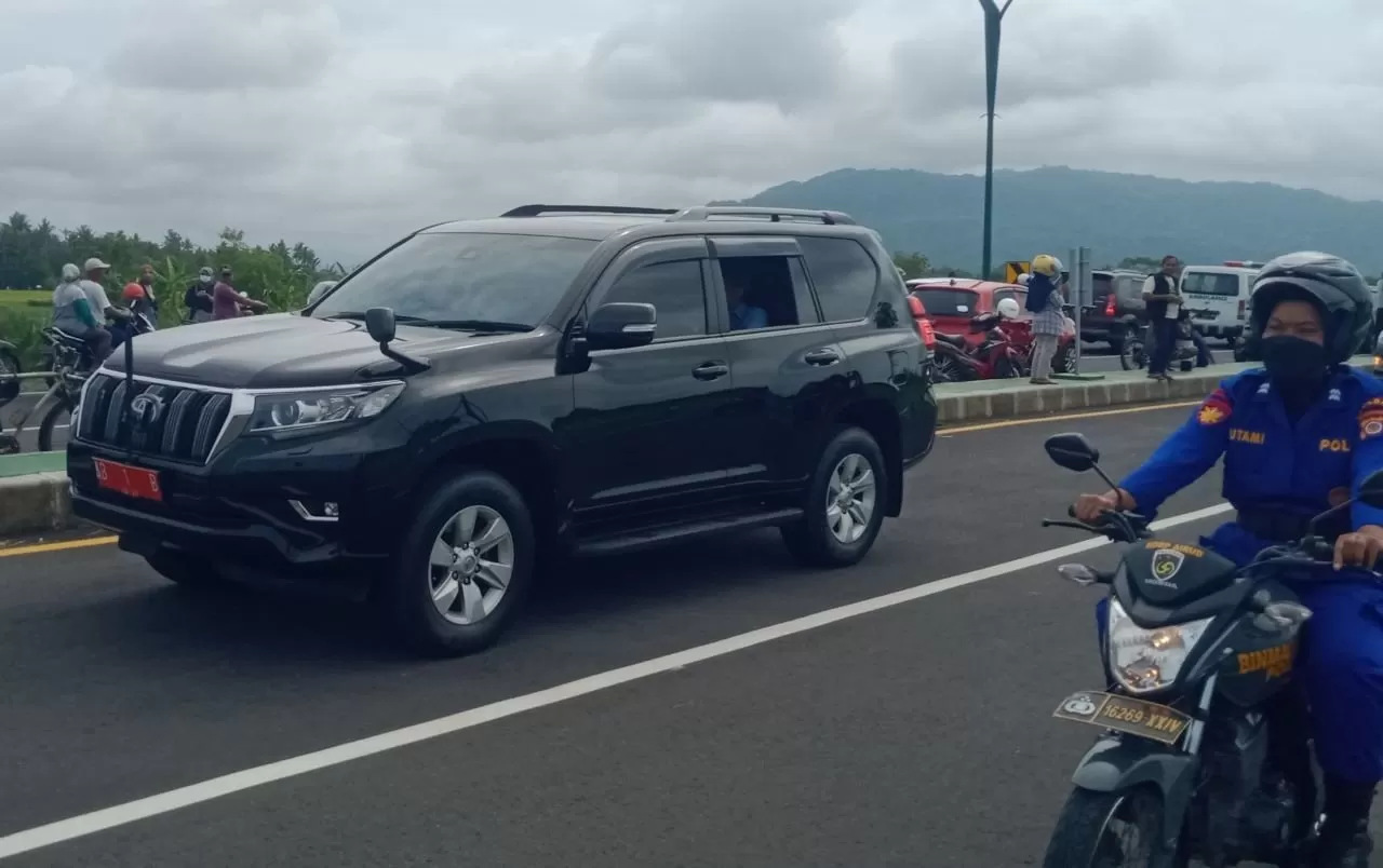   Bupati Bantul Mengawali Uji Fungsional Jembatan Kretek 2 (Judiman)