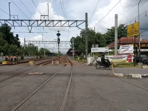 Spanduk penolakan penutupan perlintasan kereta Bandara Adisutjipto Yogyakarta.  (foto: atiek widyastuti)