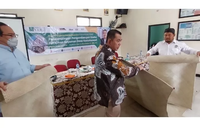 Universitas Yarsi Jakarta melaksanakan pendampingan peningkatan penjualan usaha kecil menengah (UKM) pengrajin tikar pandan di Desa Kadumaneuh Pandeglang.