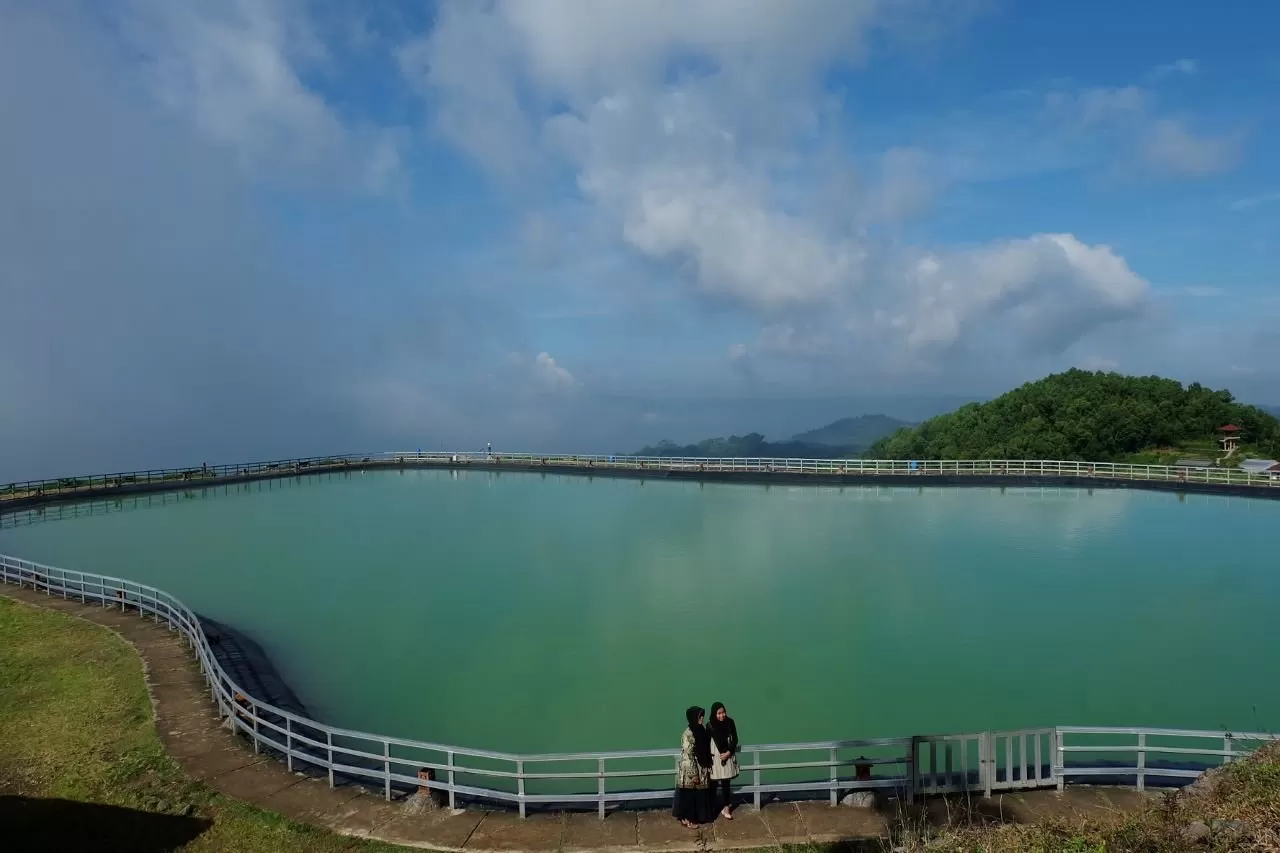   Pemandangan gunung api purba dan embung di Desa Wisata Nglanggeran yang mempesona (Fira Nurfiani)