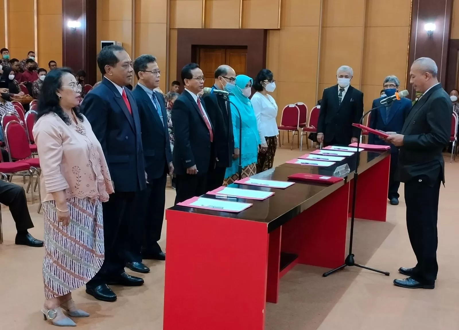 Rektor UJB Risdiyanto (kanan) melantik Wakil Rektor dan Dekan masa bakti 2023-2028.  (foto: devid permana)