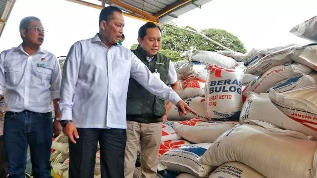 Direktur Utama Perum Bulog Budi Waseso melakukan sidak (inspeksi mendadak) ke Gudang Beras di Pasar Induk Beras Cipinang, Jakarta Timur, Jumat (3/2/2023). Saat sidak, ditemukan dua pedagang yang diduga melakukan penyelewengan terhadap beras cadangan 