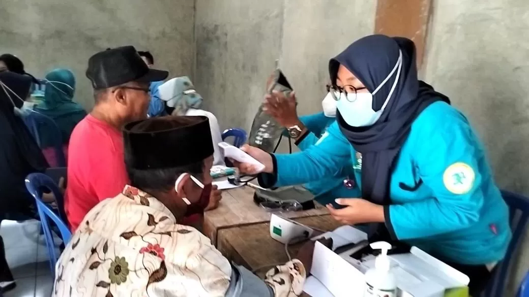 Warga periksa kesehatan gratis (Sri Warsiti)