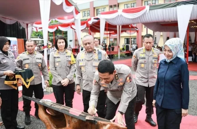 Aslog Kapolri, Irjen Pol R Prabowo Argo Yuwono mendatangani prasasti.