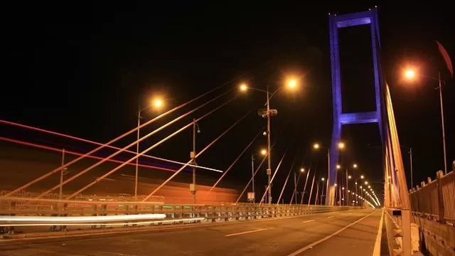 Indahnya Jembatan Suramadu di malam hari. Jembatan Suramadu merupakan jembatan terpanjang di Indonesia untuk saat ini.(Liputan6.com/ Ahmad Ibo)