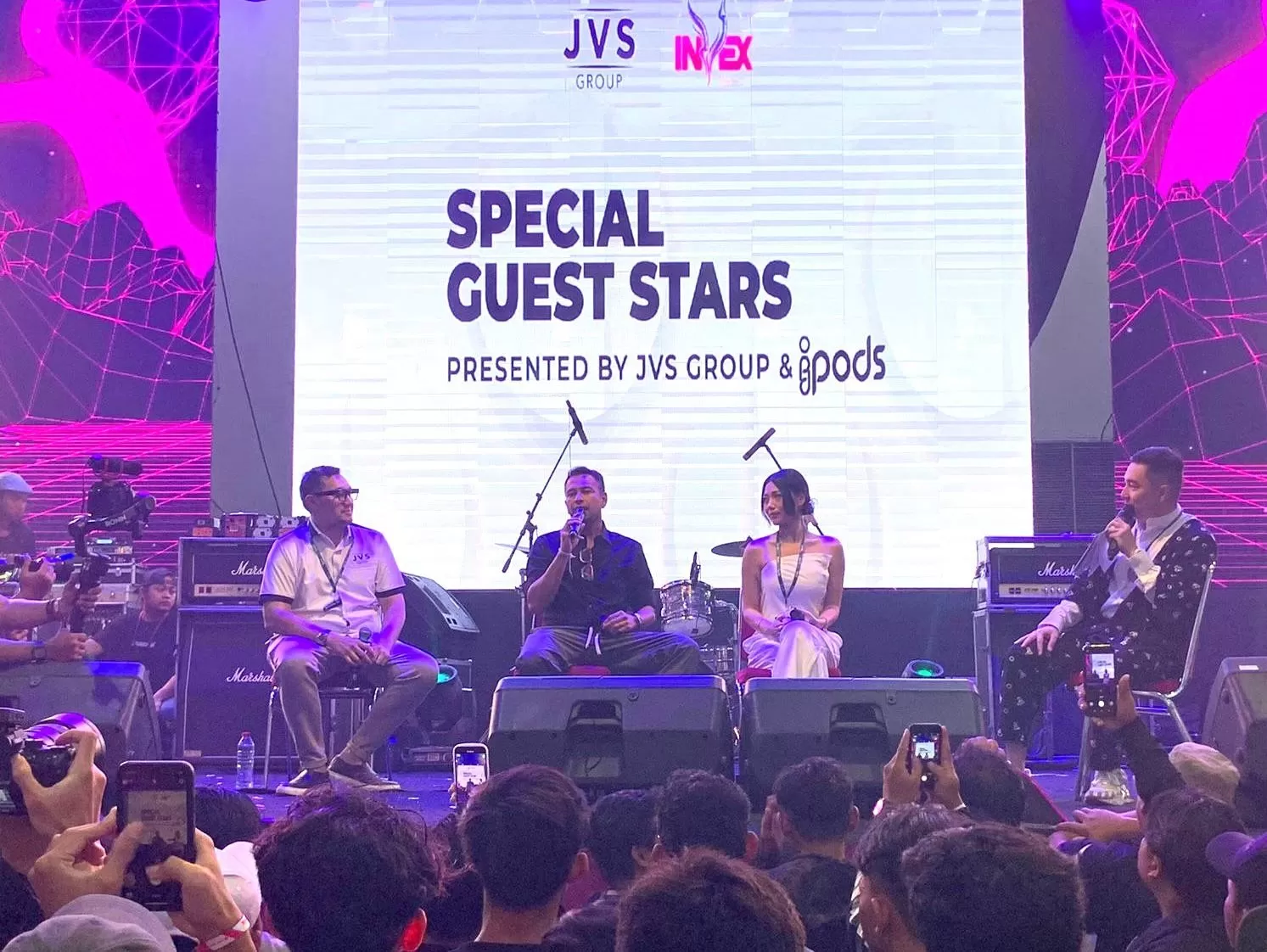 Raffi Ahmad (tengah) diapit Budi JVS dan Wendy Walters  (foto: harminanto)