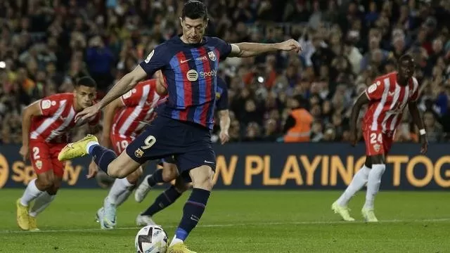 Penyerang Barcelona, Robert Lewandowski melakukan tendangan penalti yang gagal ke gawang Almeria selama pertandingan lanjutan La Liga Spanyol di stadion Camp Nou di Barcelona, Spanyol beberapa waktu lalu  (foto: bola.com)