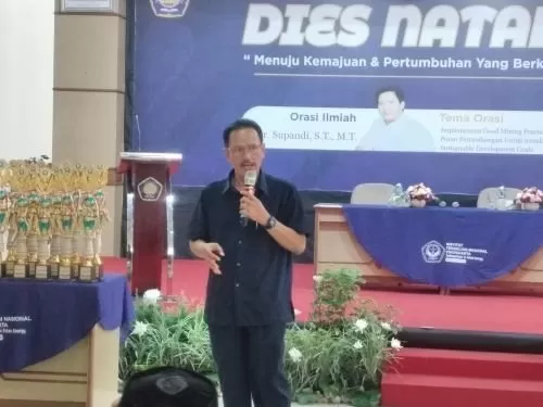 Dr Ir Setyo Pambudi MT menyampaikan pemaparan selayang pandang kinerja rektor.   (foto: jayadi kastari)
