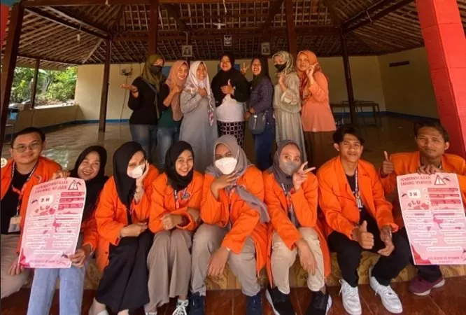 Kegiatan pemeriksaan jentik nyamuk dilakukan oleh anggota KKN UAD XXIV.C.1 bersama ibu-ibu PKK, Rabu (22/2/2023).