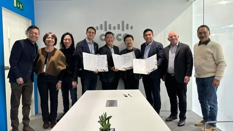 CEO Wholesale & International Business TelkomGroup, Bogi Witjaksono (tengah) foto bersama dengan jajaran Komisaris dan Direksi TelkomGroup, NAVER Cloud, dan Cisco, Rabu (1/3/2023) (Foto : Dok. Telkom)