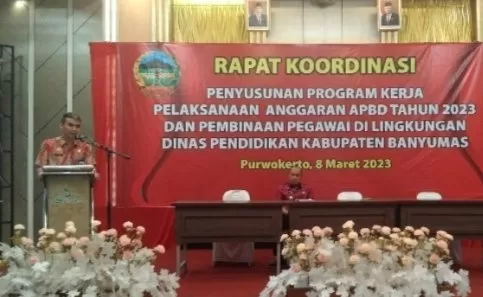Kepala DindikÂ Banyumas, Joko Wiyono saat sambutan dalam Penyusunan Program Kerja Pelaksanaan Anggaran APBD 2023 dan Pembinaan Pegawai Dindik Kabupaten Banyumas. (Foto: Driyanto)