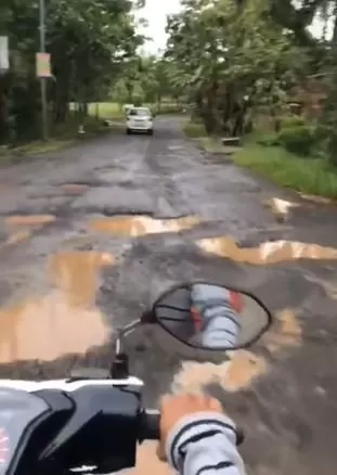 Jalan Dlingo - Patuk yang rusak parah itu  (instagram @merapi_uncover)