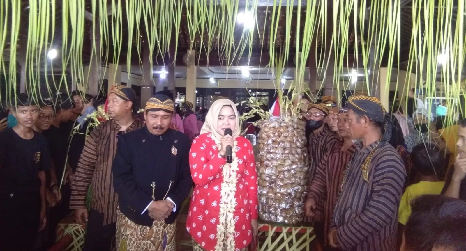 Pembukaan kirab apem sewu. (foto: wahyu imam ibadi)