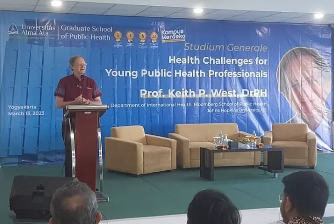 Prof Keith P. West, DrPH saat menyampaikan materinya di kampus UAA Yogyakarta. 