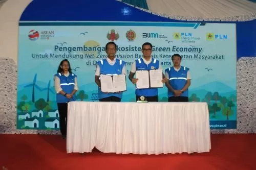 Gubernur DIY bersama Dirut PLN usai penandatangan nota kesepahaman.     (foto: dedy ew)