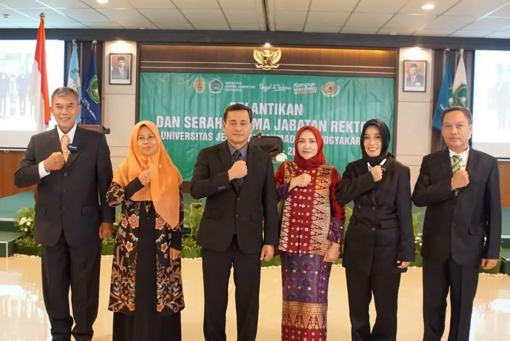 Dr. Drs. Djoko Susilo, S.T., M.T., IPU., selaku Rektor Unjaya periode 2018-2023 menyerahkan tugas, wewenang dan tanggung jawab jabatan kepada Rektor Unjaya terpilih periode 2023 â€“ 2027, Prof. Dr. rer.nat.apt. Triana Hertiani, S.Si., M.Si.