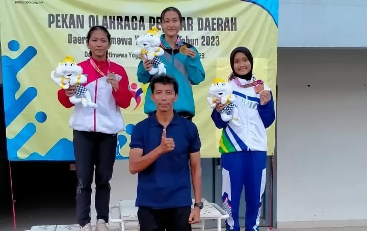 Para peraih medali di nomor 400 meter puteri Popda DIY 2023 (Foto: Istimewa)