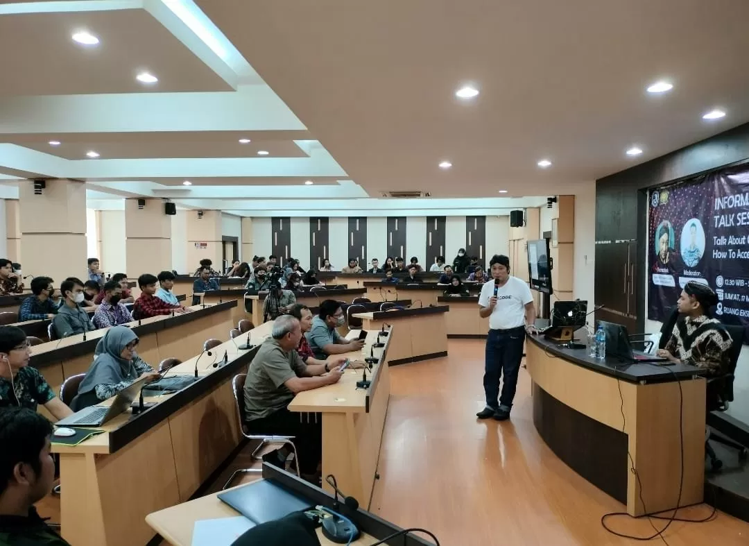 Dyan Galih menyampaikan paparan.  (foto: istimewa)