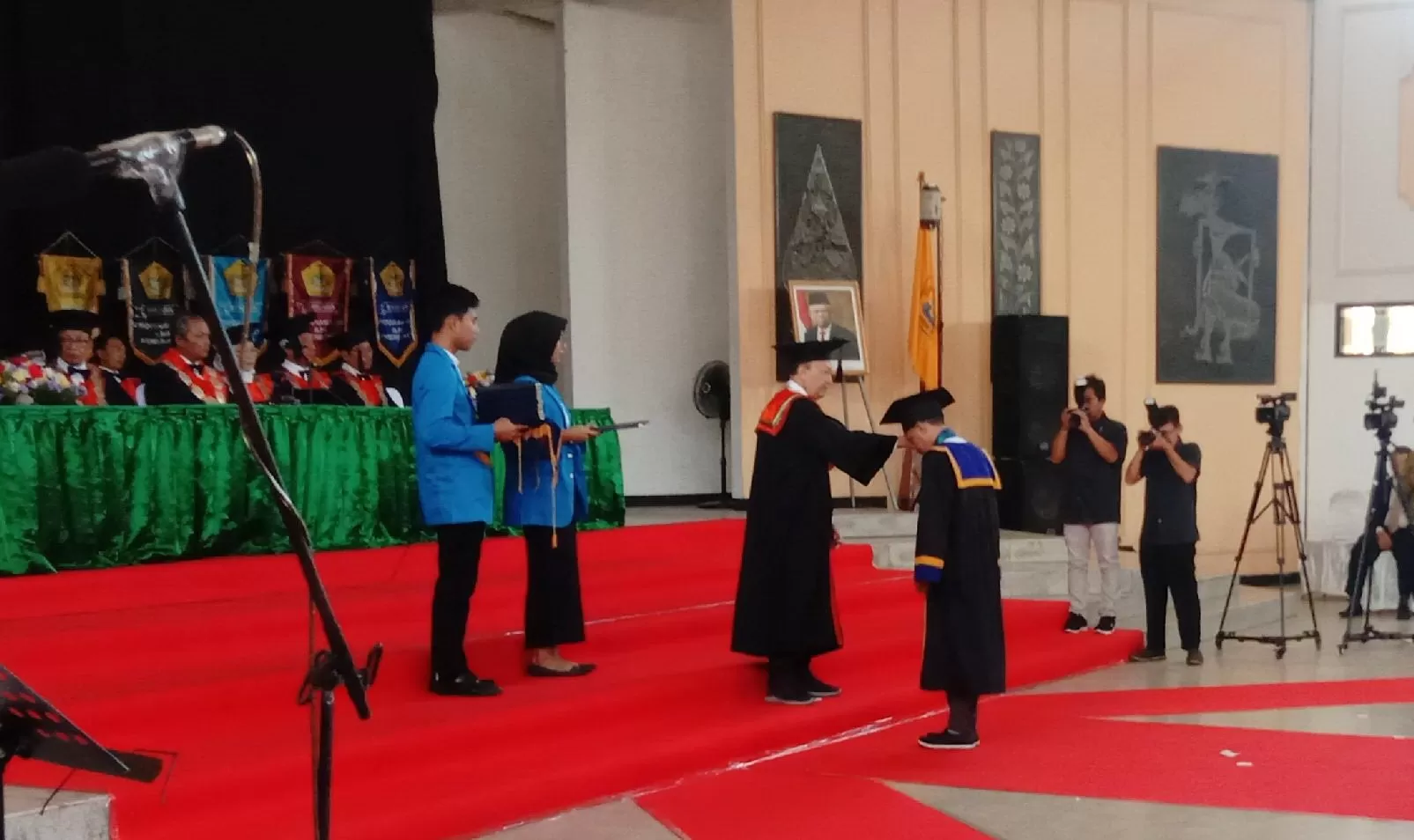 Para lulusan STPMD 'APMD' saat mengikuti prosesi wisuda di kampus setempat. (Foto : Riyana Ekawati)