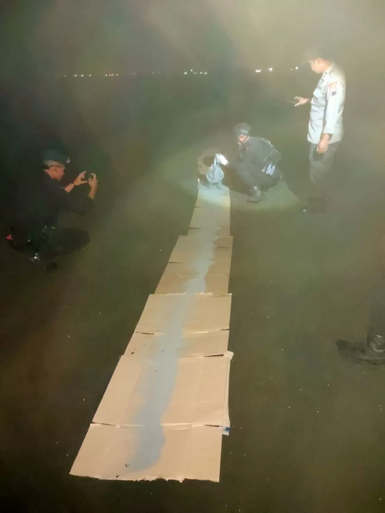   Petugas tenah menata obat mercon yang hendak dimusnahkan