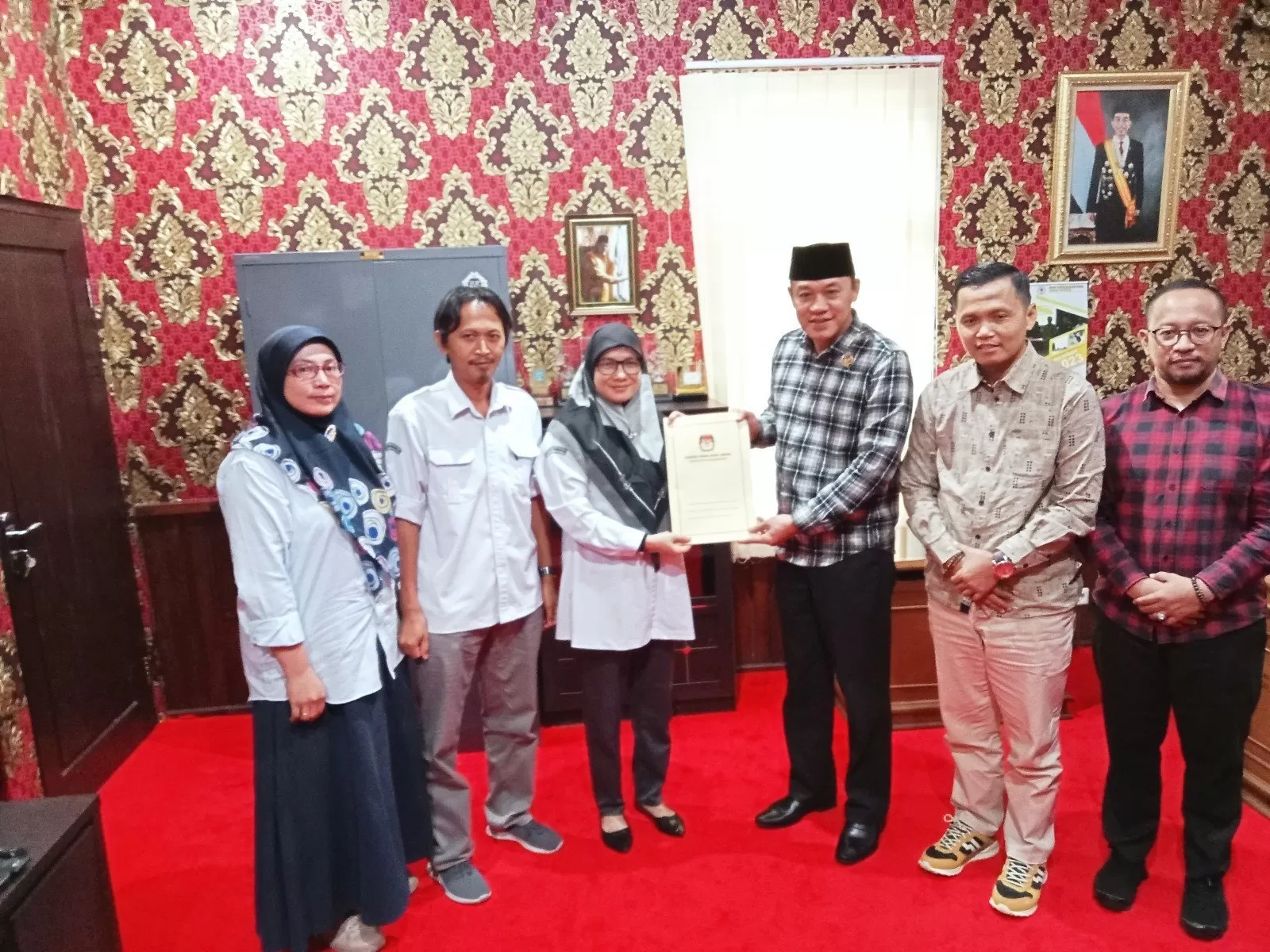 Pimpinan DPRD Karanganyar menerima berkas dari KPU (foto: Abdul Alim)