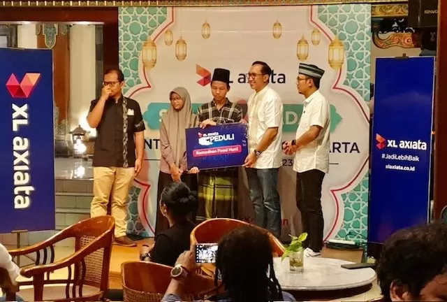  XL Axiata peduli sembako untuk pesantren (Harminanto)