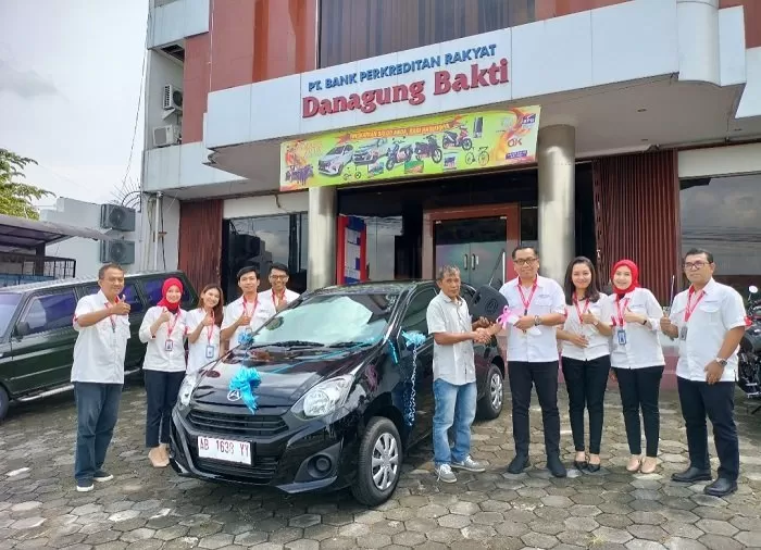 Fitri Adi Nugroho (kanan) menyerahkan hadiah utama kepada Tri Raharjo. Foto: Devid Permana