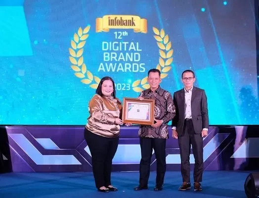 The Best Mobile Banking Conventional kepada Dirut Bank BPD DIY, Santoso Rohmad (Foto Istimewa)