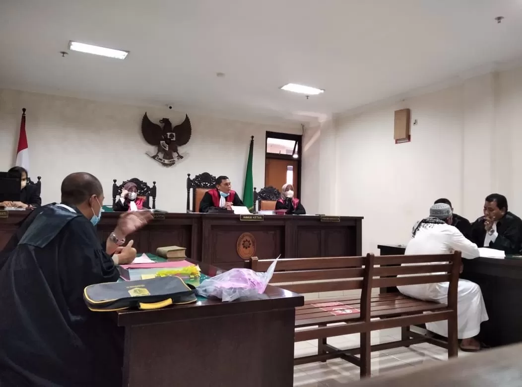 Luis saat berkonsultasi dengan tim kuasa hukum usai dakwaan dibacakan JPU dalam sidang yang digelar di PN Sleman. (Foto : Ivan Aditya)
