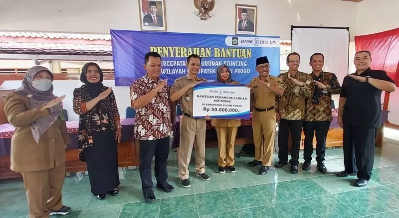   Dirut Bank BPD DIY, Santoso Rohmad (batik tengah) dan Pj Bupati Tri Saktiyana bersama sejumlah pejabat melakukan salam tolak stunting. (Asrul Sani)