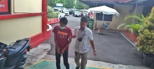 Tersangka Candra, si pengemudi Fortuner nyelonong ke jalur KA.   (Foto: Driyanto)