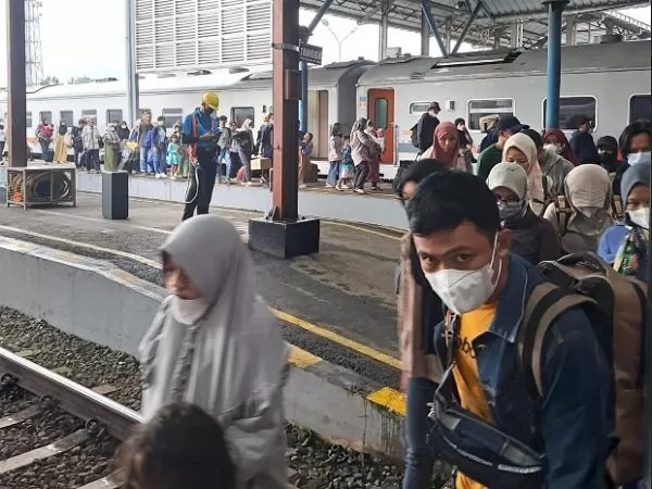 Penumpang balik yang naik dari Stasiun KA Purwokerto.(Foto: Ist)
