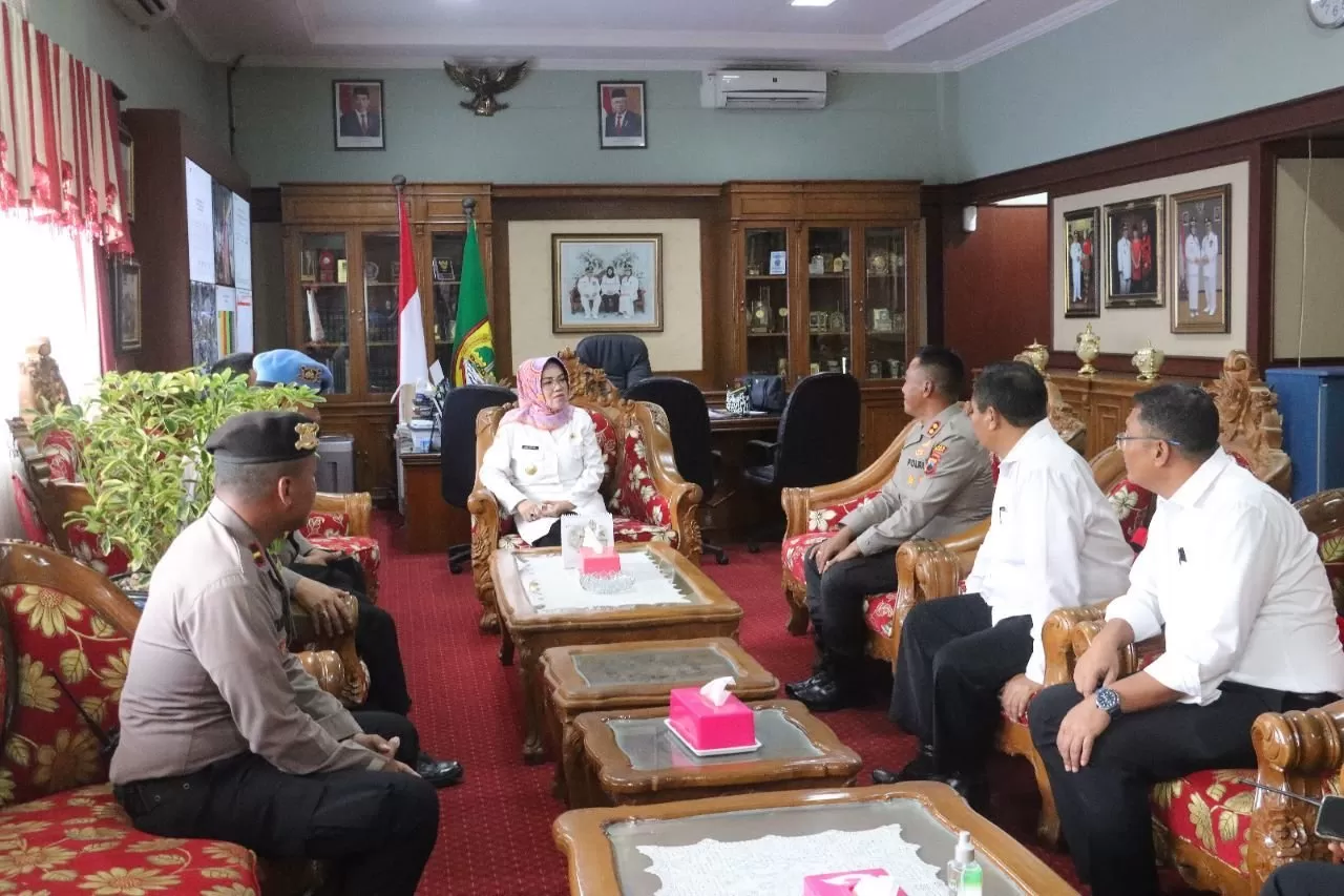 Kapolres Sukoharjo AKBP Sigit saat silaturahmi dengan Bupati Sukoharjo Etik Suryani. (Dokumen Polres Sukoharjo)