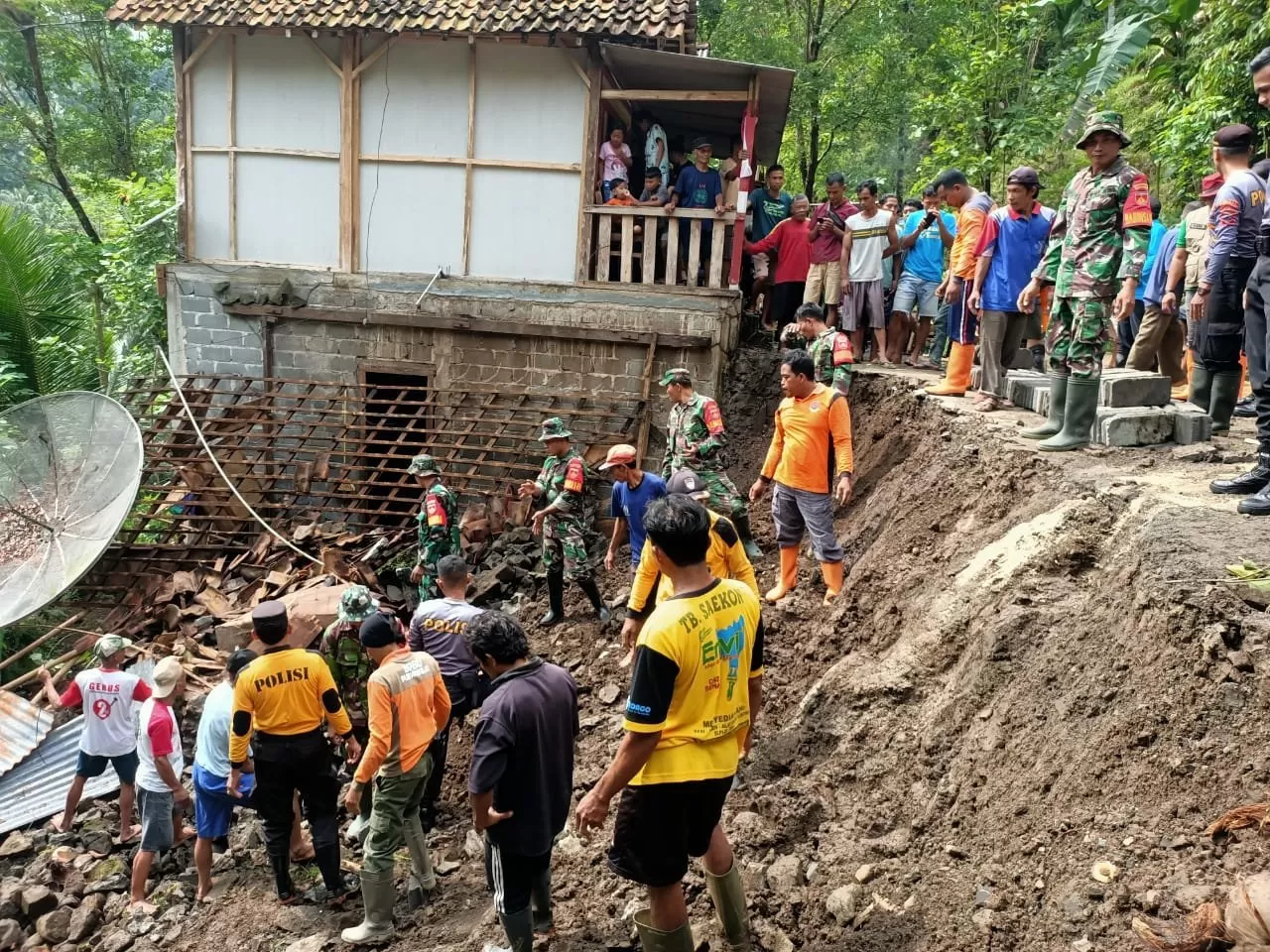 Kerja bakti tangani longsor di Sawangan Pituruh.  (foto: jarot sarwosambodo)