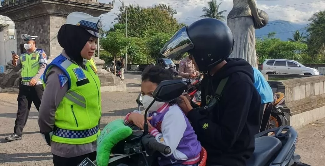 Penindakan pelanggaran kasat mata oleh petugas dengan tilang konvensional. (foto: Thoha)