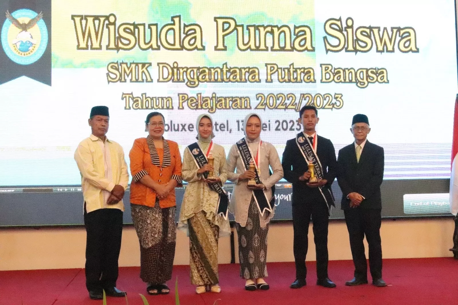 dari kiri Bp Hadiyan Kamituwa Kel. Sinduadi. Estika Widiatni,M.Pd Pengawas Balai Diken Sleman, wisudawan terbaik 1, 2, 3 dan kanan Drs M. Nadjmuddin, M.Par. Kepala Sekolah SMK DIPABA