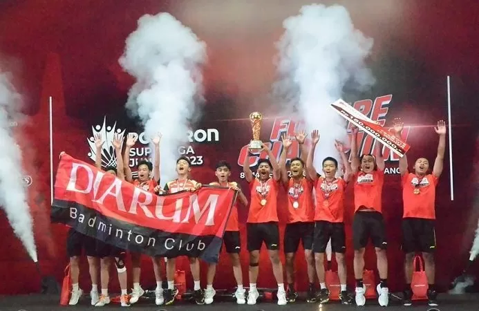 Tim PB Djarum U-19 Putra nampak gembira setelah berhasil memboyong Piala Liem Swie King. (Thoha)