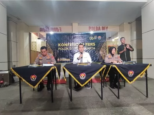 Kombes Pol Nuredy Irwansyah Putra SIK (tengah), saat memberikan keterangan pers, Senin (15/5) malam. (Foto: Wahyu Priyanti)