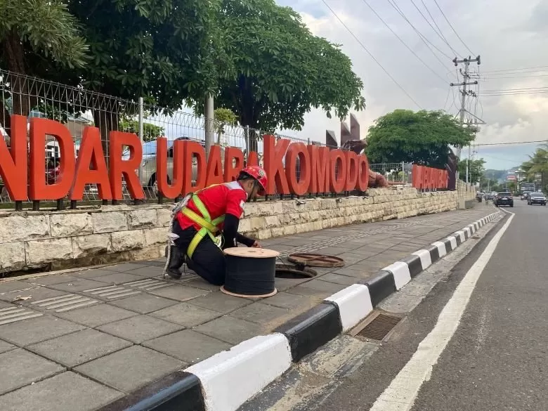 Seorang petugas Telkom sedang menjalankan tugas (Dok.Telkom)