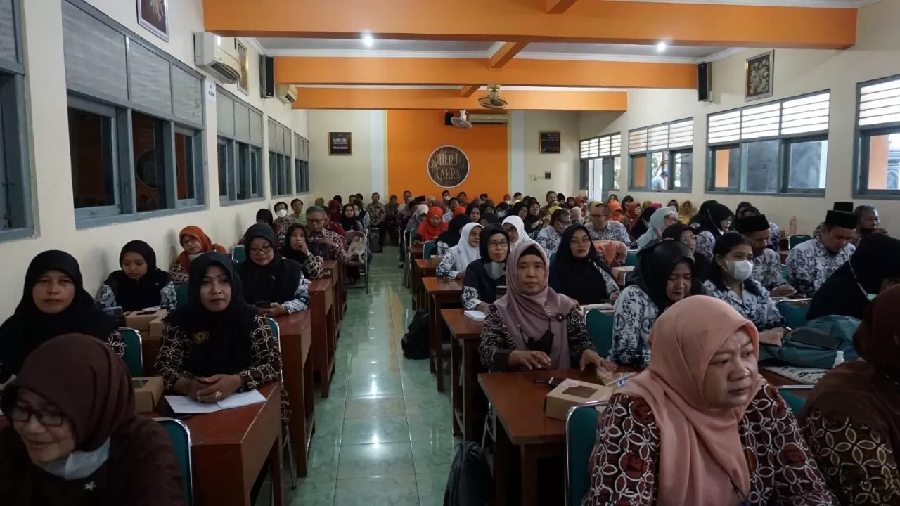  Peserta diskusi Forum Pemangku Kepentingan Daerah (FKPD)