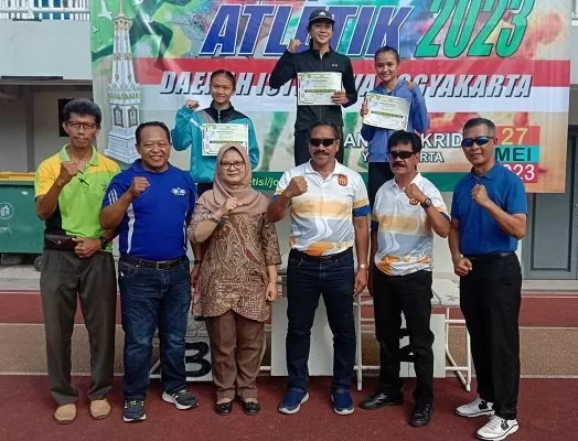 Ketua KONI DIY berasama atlet nomor 100 meter puteri  yang meraih juara bersama para pengurus PASI DIY (Foto:Primaswolo)