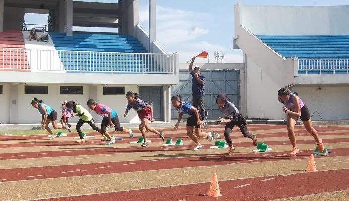 Para pelajar saat memulai start lari jarak pendek di Kejuaraan Atletik Jogja Open (Foto Primaswolo S)