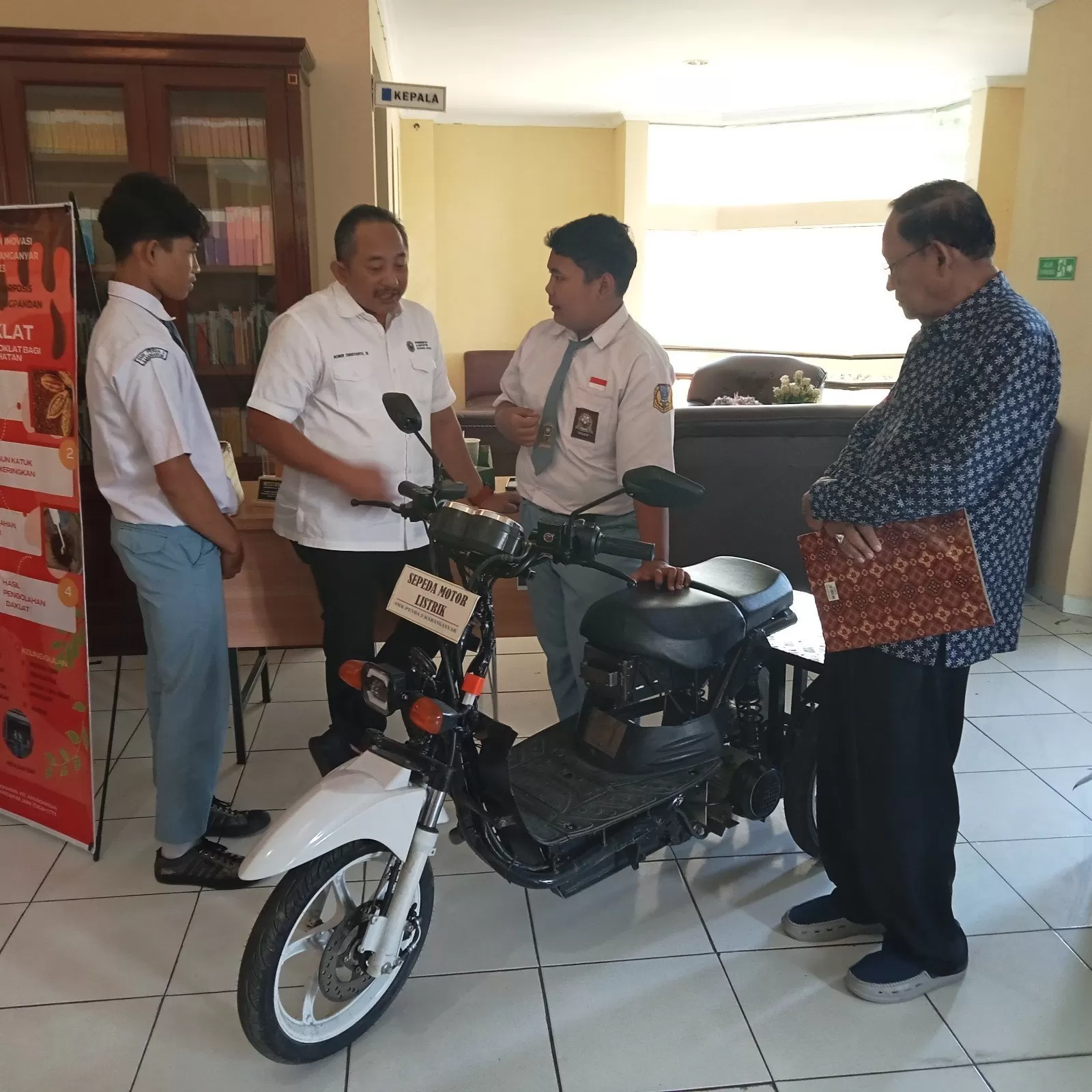 Hiper Semolis, kreasi pelajar SMK Penda II Karanganyar (foto: Abdul Alim)