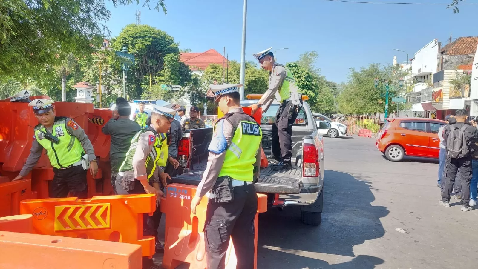 Petugas Satlantas Polresta Yogyakarta melakukan penertiban kawasan parkir di sepanjang Jalan Pasar Kembang. KRJogja.Com-Haryadi